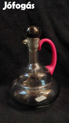 Üveg kiöntő piros fogóval