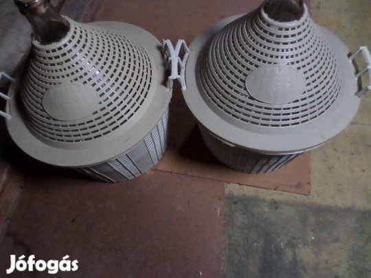 Üveg korsók műanyag kosárban