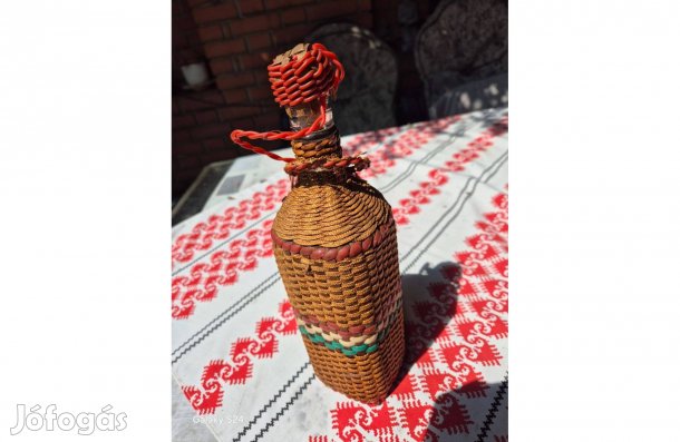 Üveg palack, bor, pálinka tárolása, dísz fonott