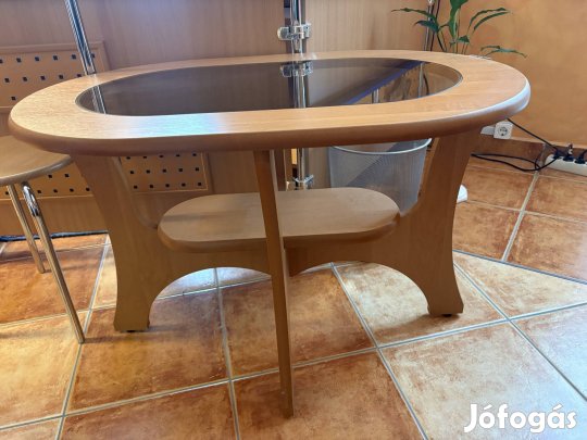 Üveg tetejű ovális dohanyzóasztal