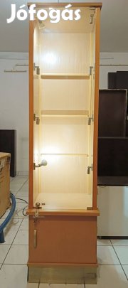 Üveg vitrin, 3 polchellyel, tölgy színben, bútorlap, zárható ajtók