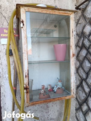 Üveg vitrin vas kerettel 