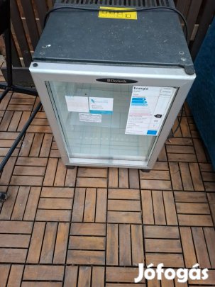 Üvegajtós italhűtő