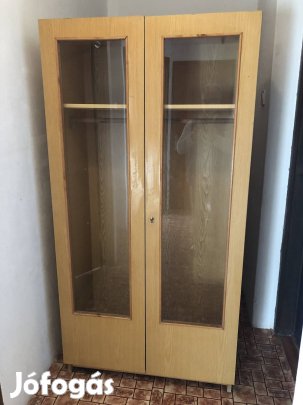 Üvegajtós szekrény