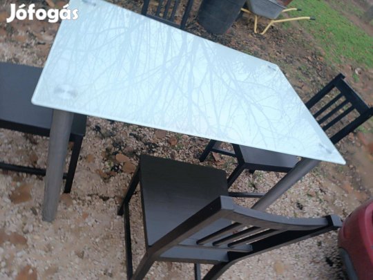Üvegasztal 4 db Székkel együtt