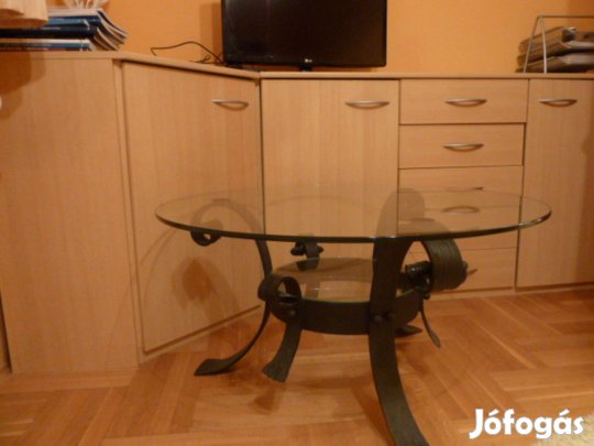 Üvegasztal kovácsoltvas lábakkal