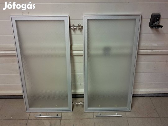 Üveges konyhaszekrény ajtó