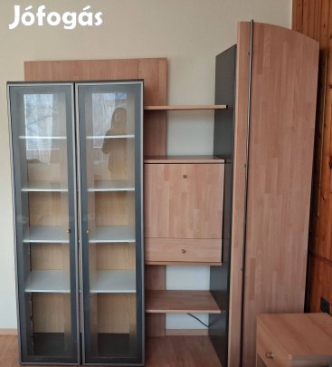 Üveges szekrénysor