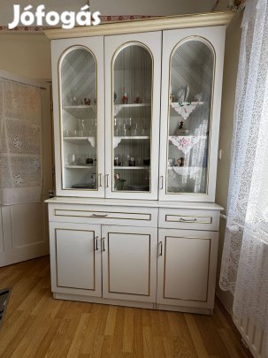 Üveges tálalószekrény