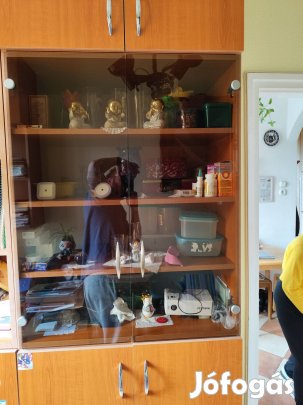 Üveges vitrin, tálaló szekrény