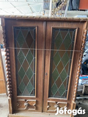 Üveges vitrinszekrény 