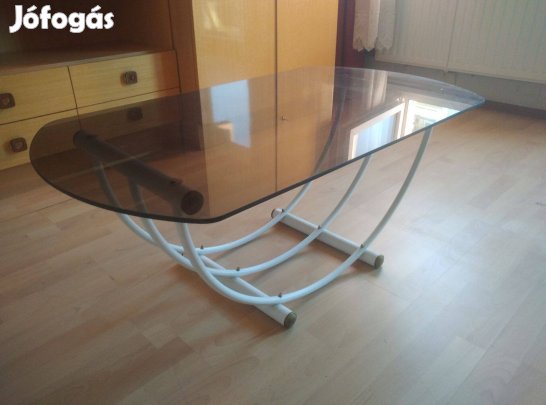 Üveglapos, fehér fémvázú dohányzóasztal