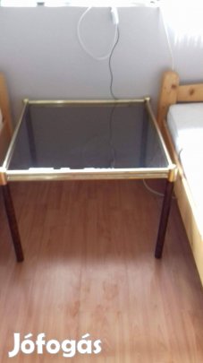 Üveglapos asztal, virágtartó, éjjeli tároló ki minek használja párban