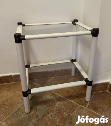 Üveglapos fehér színű, masszív kis polc eladó ért Budán! 