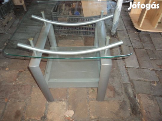 Üveglapos kisasztal