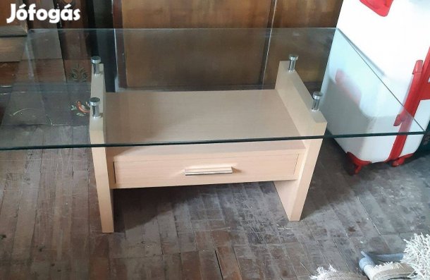 Üveglapú dohányzóasztal