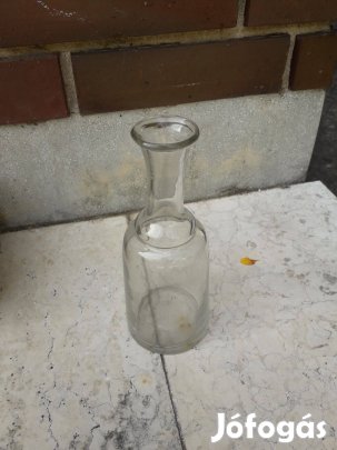 Üvegpalack, rozsdás belső talprésszel