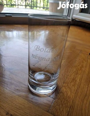 Üvegpohár - "Boldog névnapot Anya" gravírozással