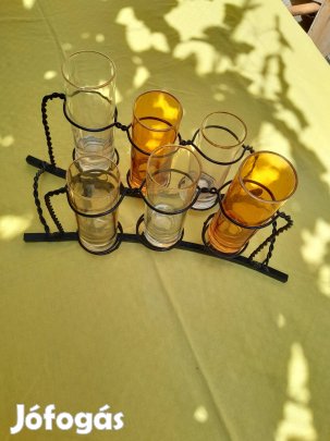 Üvegpoharak fém tartóval