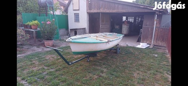 Üvegszálas csónak sólyakocsival