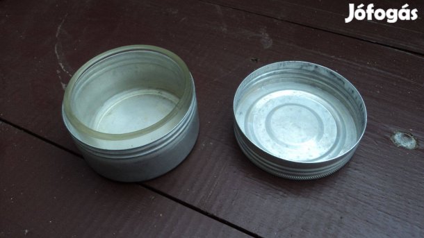 Üvegtégely, fém borítással