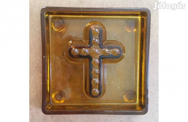 Üvegtégla kereszt motívummal