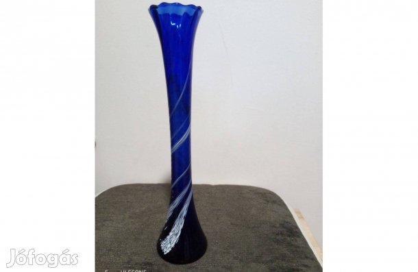 Üvegváza kézi készítésű, kék-fehér színű