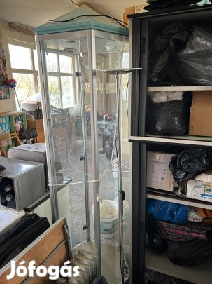 Üvegvitrin, beépített világítással