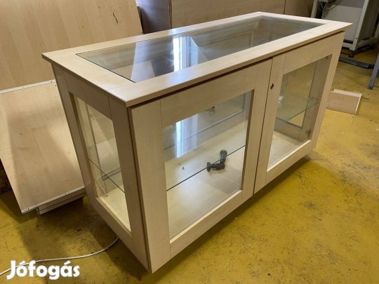 Üvegvitrin üzletberendezés világítással, juhar színű