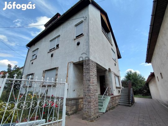 Üzlet lent, élet fent  vagy fordítva.