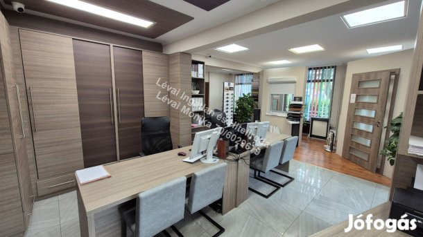 Üzlethelyiség eladó Békéscsaba Belvárosában, a Csaba Center mellett