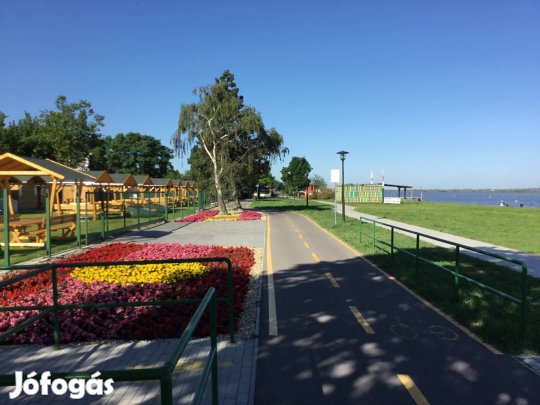 Üzlethelyiség kiadó a Velencei-tó partján