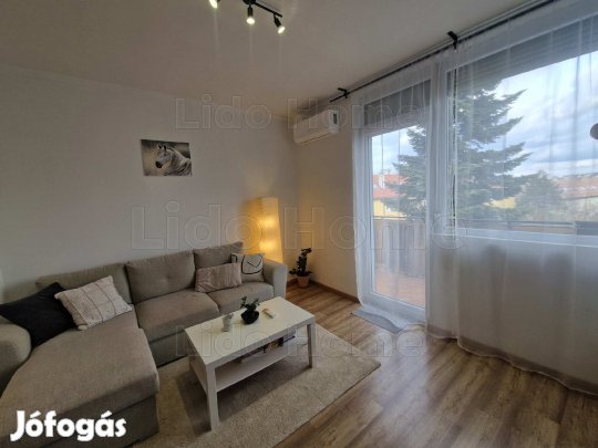 VESZPRÉMBEN azonnal költözhető felújított téglalakás Eladó!