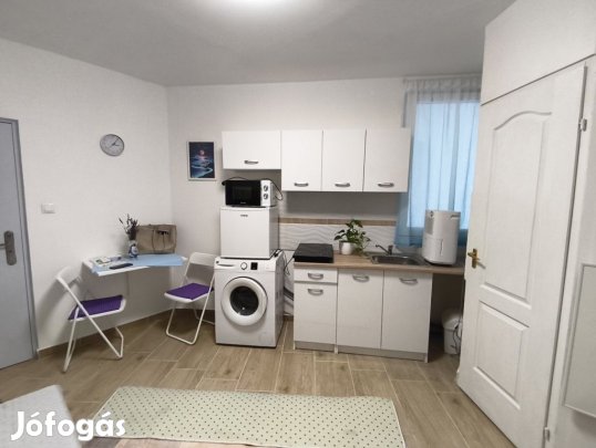 VIII. Kerület, Koszorú utca, 15 m2-es, társasházi lakás, 1 szobás