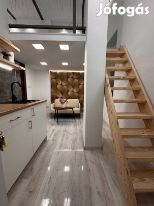 VII. Baross térnél, Újszerű Garzon Eladó !