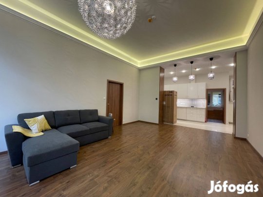 VII., Ligetvárosban kiadó frissen felújított három szobás lakás, bútor