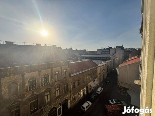 VII. kerületben Akácfa utcában eladó lakás