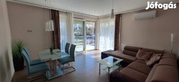 VÍZPARTI, nagy erkélyes TÉGLA LAKÁS, EZÜSTPARTON ELADÓ!