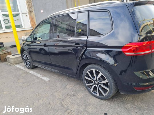 VW Touran 2019-es bal hátsó ajtó sérült