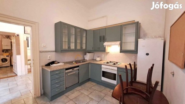 V. Kerület, Váci utca, 86 m2-es, társasházi lakás, 3 szobás, jó