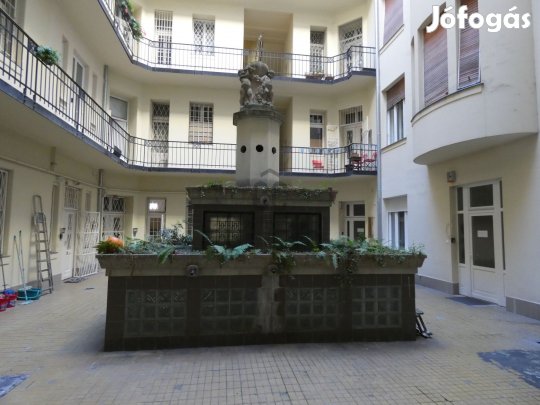 V. kerületi eladó tégla társasházi lakás