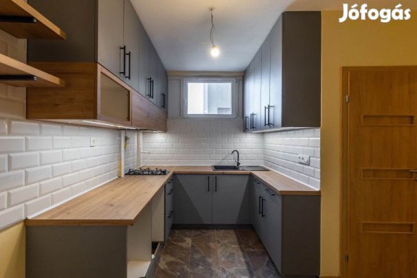 Vác, Vám utca, 52 m2-es, társasházi lakás, 2 szobás, felújított /