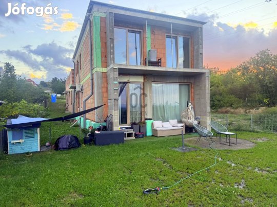 Váci eladó új építésű tégla családi ház