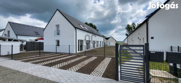 Váci eladó új építésű tégla sorház