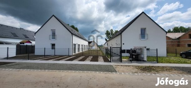 Váci eladó új építésű tégla sorház
