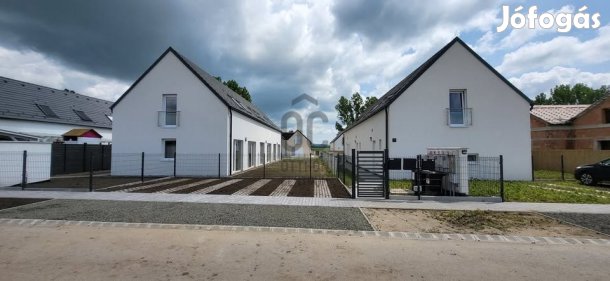 Váci eladó új építésű tégla sorház