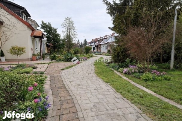 Vacsiköz kedvelt részén,nappali +két szobás sorház