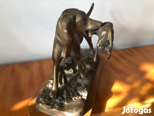 Vadászkutya zsákmányával szobor eladó