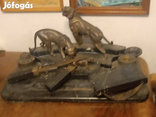 Vadászkutyák bronz szobor fekete márvány alapon.