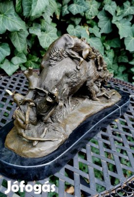 Vaddisznóra támadó vadászkutyák - Tekintélyes bronz szobor műalkotás 